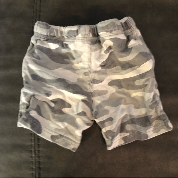 Carter’s Grey Camo Shorts Size 2T - Picture 3 of 4
